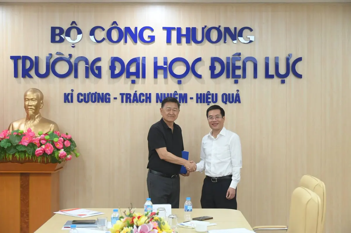 Đại diện ICEF, Inc. và lãnh đạo Trường Đại học Điện lực