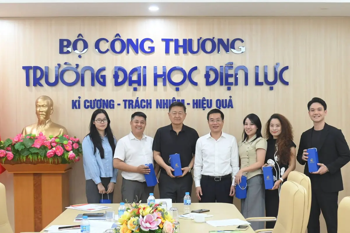 Đại diện Trường Đại học Điện lực, ICEF và SBB sau buổi làm việc